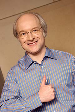 Photograph of Jakob Nielsen giving a thumbs up