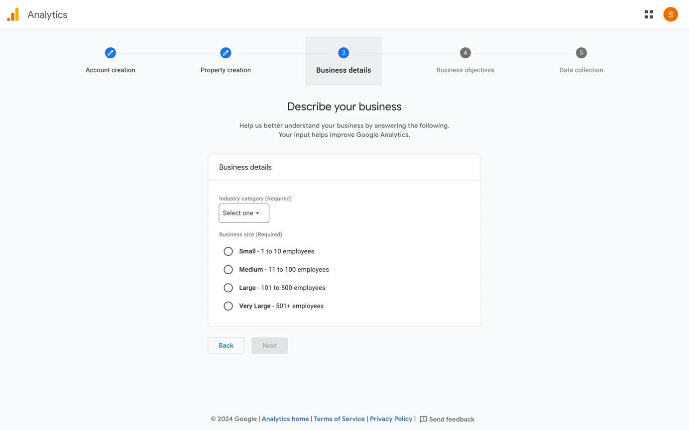 Google Analytics setup screen asking for business details. Step 3 of 5 in progress. Users must select an industry and business size using dropdown and radio buttons.