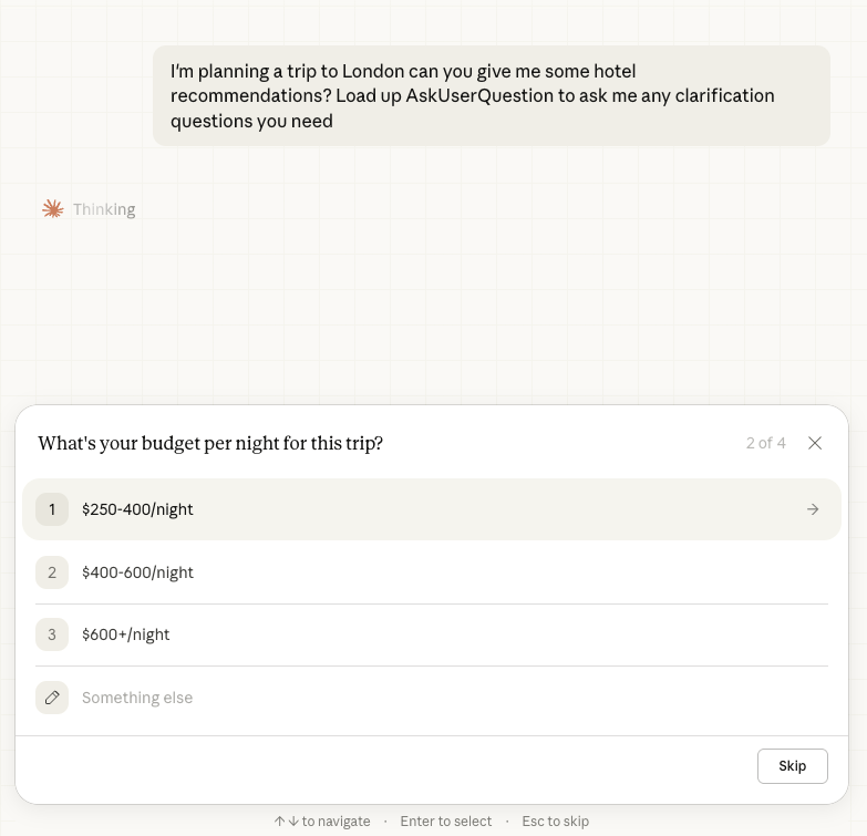 Captura de pantalla de Claude respondiendo a una solicitud de recomendaciones de restaurantes a través del dispositivo que genera preguntas de opción múltiple. Claude presentó la pregunta 2 de 4: "¿Cuál es su presupuesto por noche para este viaje?" Disponible en tres opciones disponibles ($250–$400/noche, $400–$600/noche, $600+/noche) y "otras cosas" Opciones de escritura. Aparece un botón 