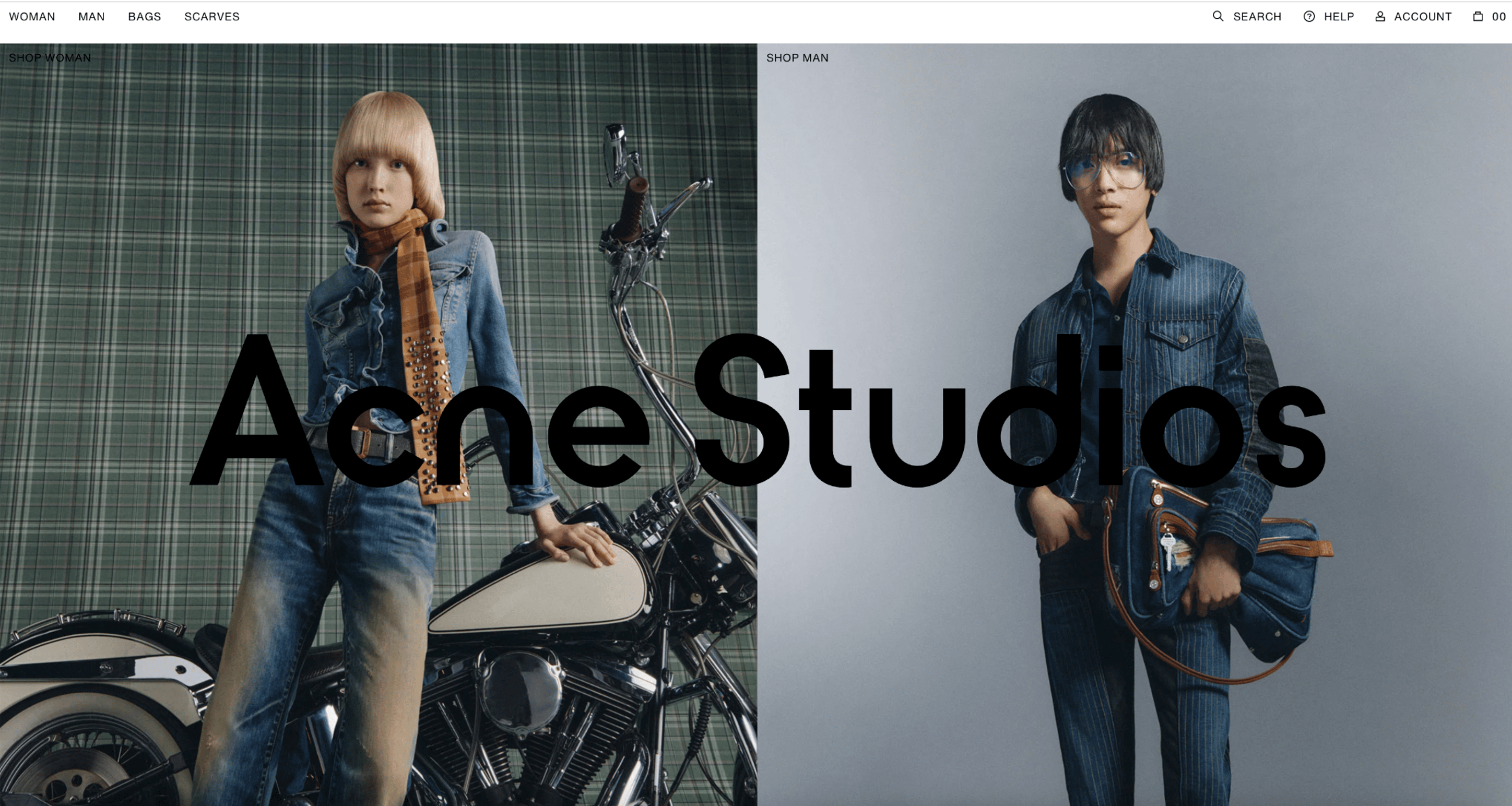La página de inicio de Acne presenta dos modelos frente a fondos lisos y a cuadros.